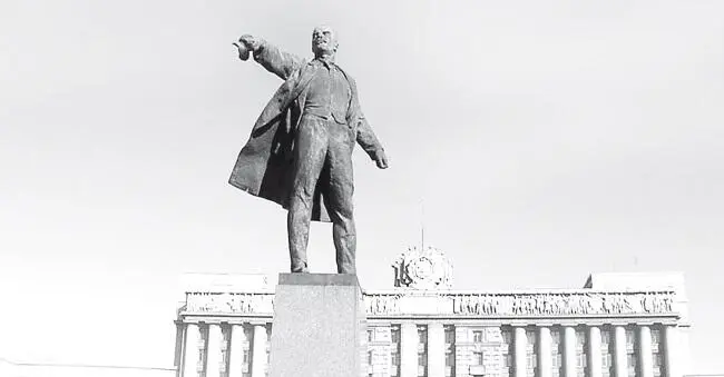 Памятник Ленину на Московской площади В повседневном фольклоре обитателей - фото 65