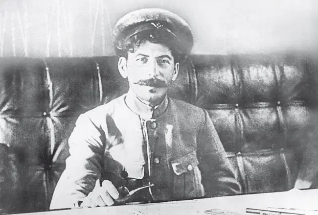 Иосиф Сталин в 1918 году Более того многие факты его биографии указывают на - фото 68