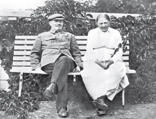 Владимир Ленин и Надежда Крупская Крупская родилась в Петербурге здесь - фото 73