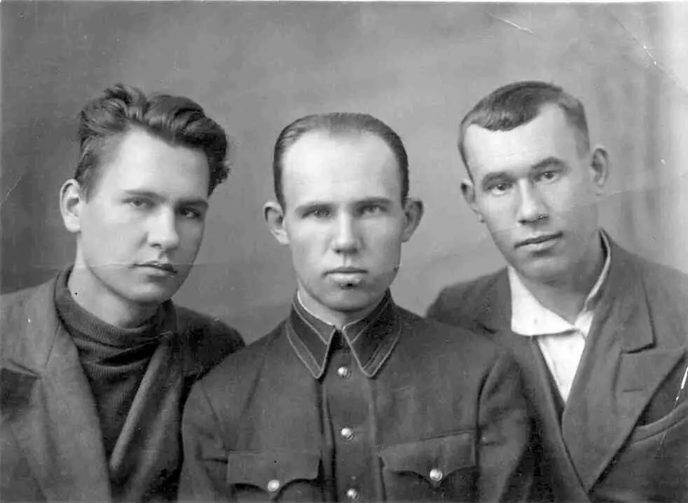 Москва август 1937 года Братья Ивановы Слева Леонид Александр в центре - фото 3