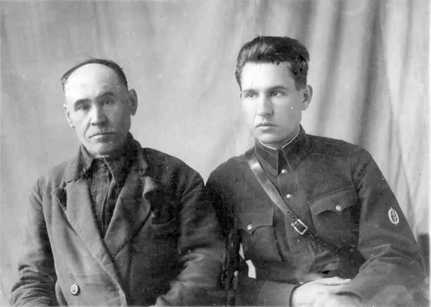 Инжавино январь 1940 года Я курсант школы НКВД с отцом Георгием - фото 6
