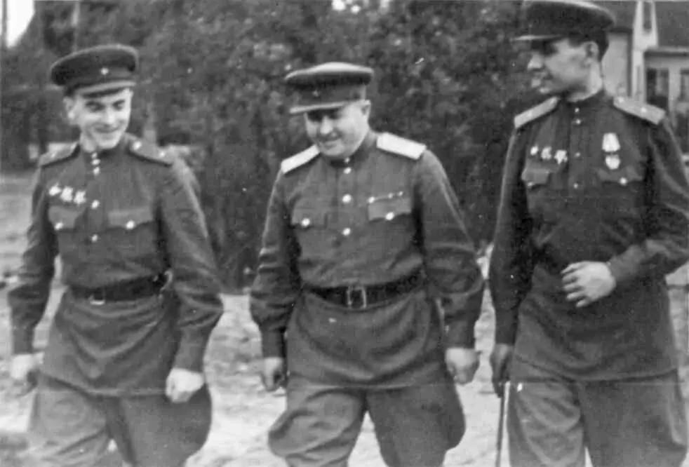 Апрель 1945 года Район Кюстрина на реке Одер Справа майор ЛГ Иванов - фото 31
