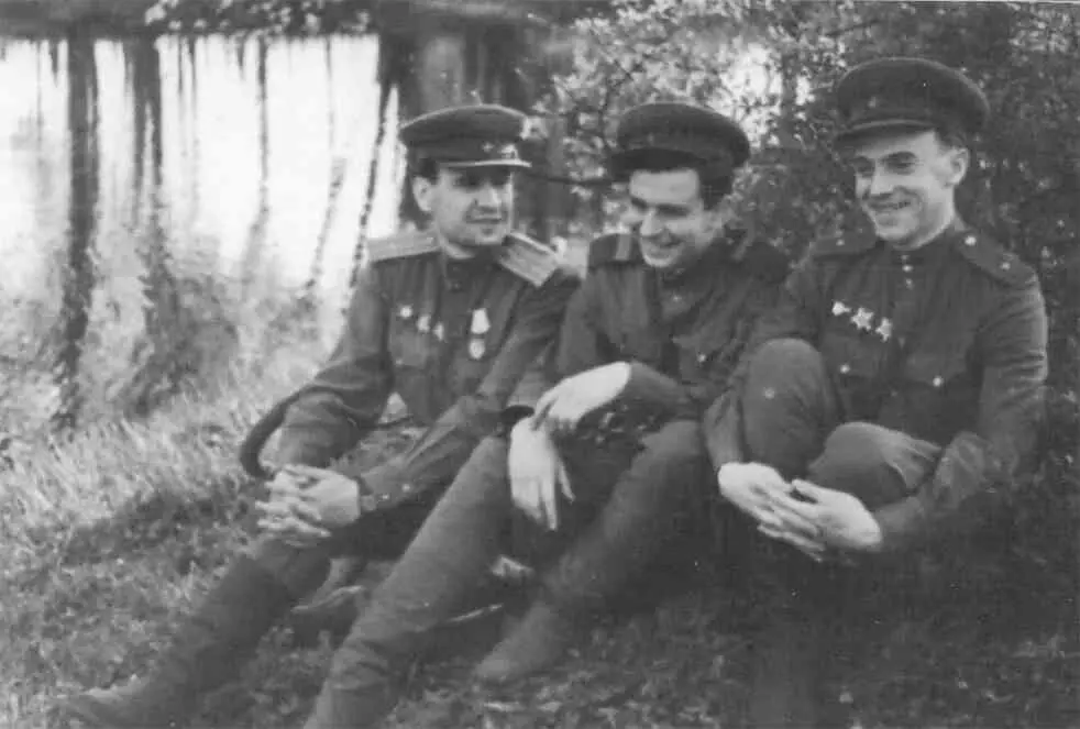 1й Белорусский фронт Апрель 1945го Район Кюстрина Слева майор ЛГ Иванов - фото 32