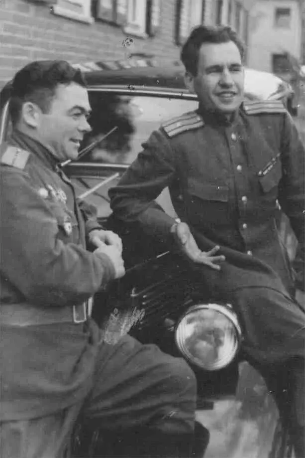 Карлсхорст май 1945го С капитаном Бахтиным перед поездкой на Темпельгоф Это - фото 33