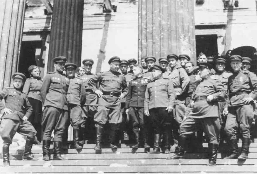 Май 1945 года Берлин возле входа в Академию наук Офицеры контрразведки 5й - фото 34