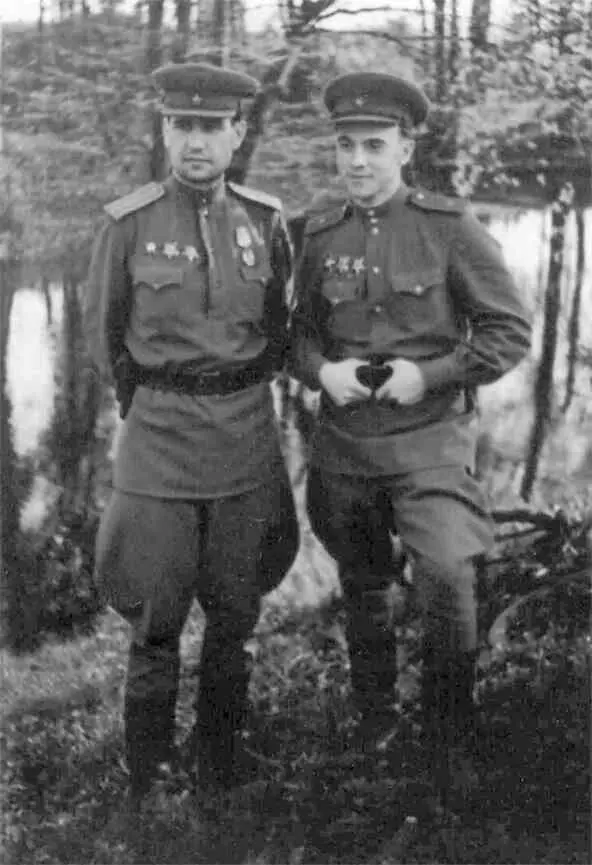 Район Кюстрина май 1945 года Л Иванов со своим заместителем В Иовлевым - фото 36