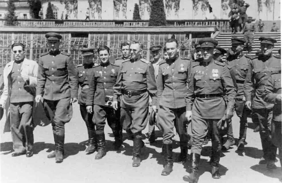 Май 1945го Потсдам Группа офицеров контрразведки Смерш 5й ударной армии в - фото 37