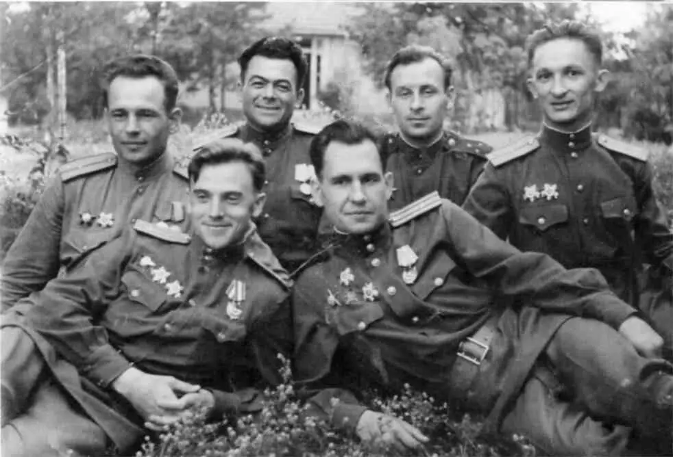 Берлин Олимпишесдорф Июнь 1945 года Отделение ЛГ Иванова справа рядом - фото 42