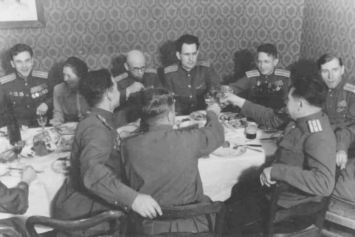 7 ноября 1945 года Первое празднование годовщины Великой Октябрьской - фото 43