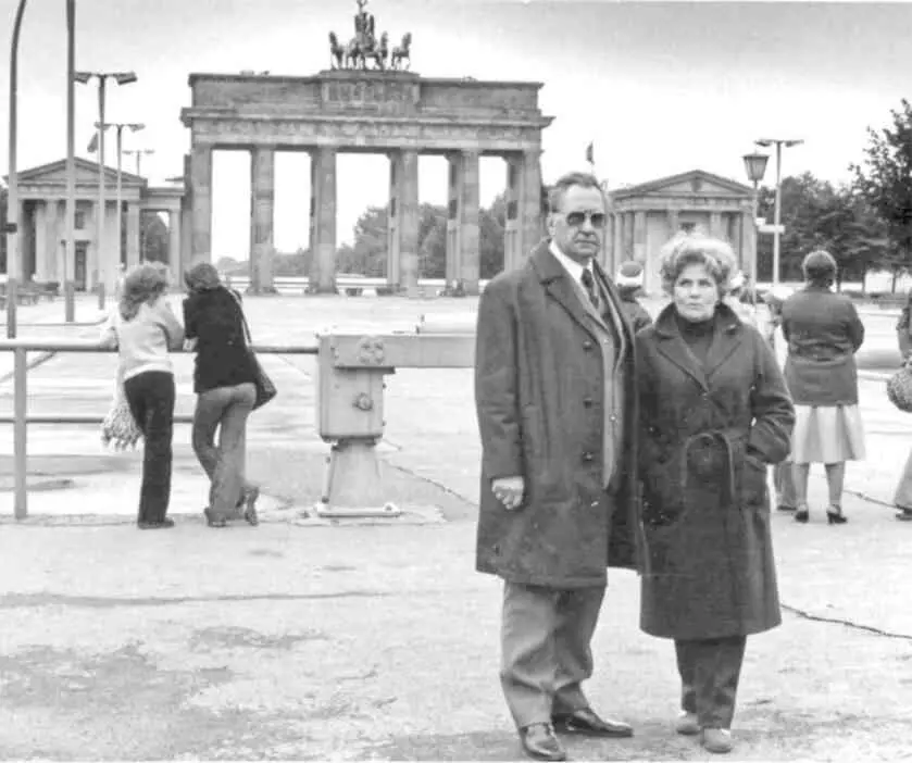 Берлин Сентябрь 1980 года Мы с женой у Бранденбургских ворот Узнав причину - фото 44
