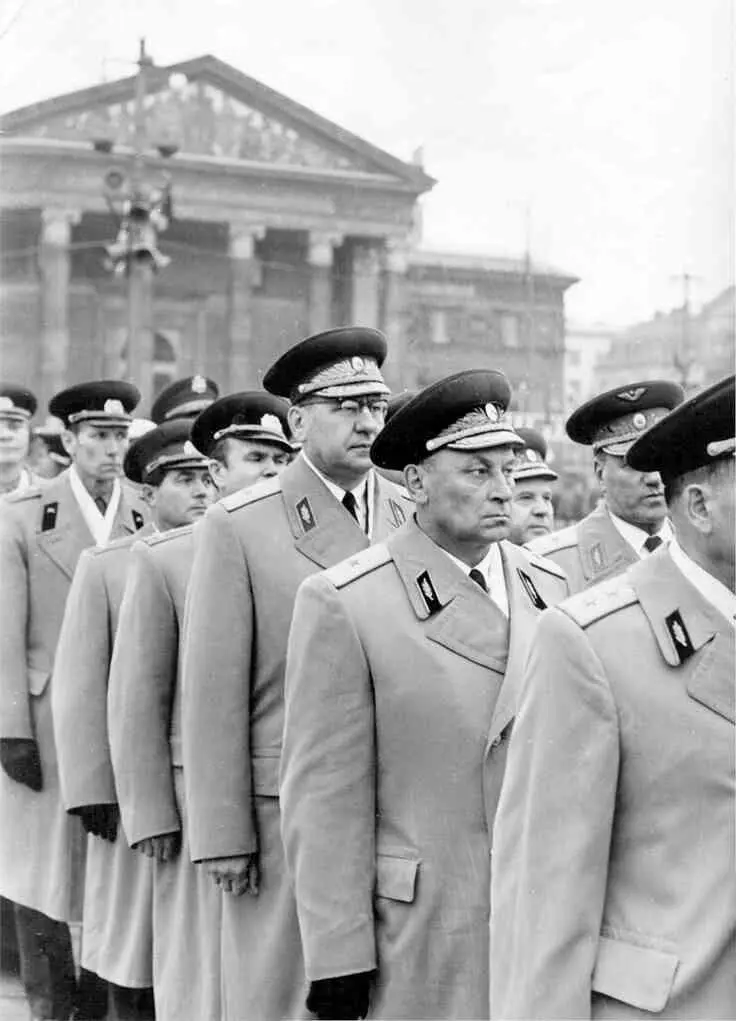 Будапешт 4 апреля 1961 года Перед возложением венков на площади Героев - фото 52