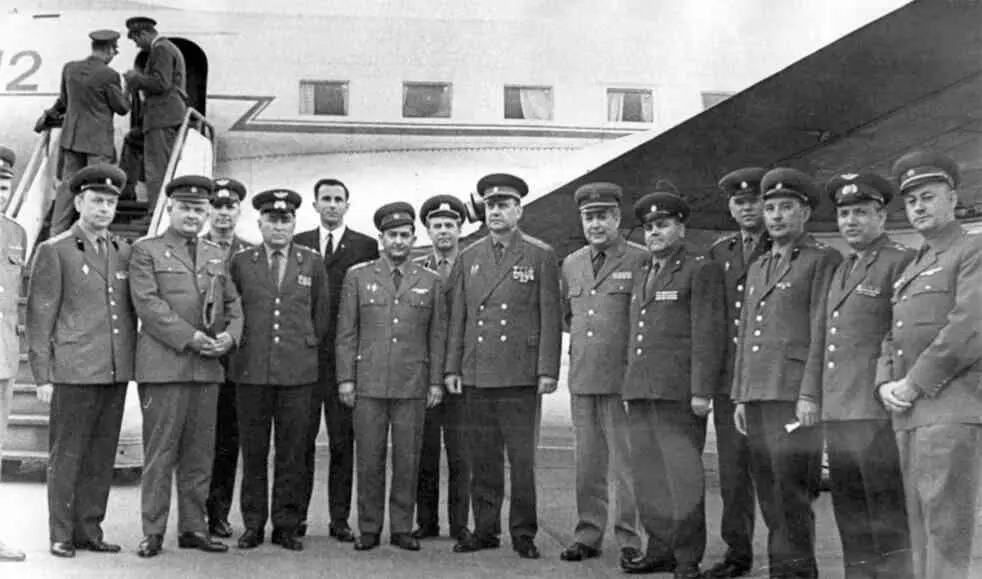 Киев 9 мая 1975 года Первоначальное построение перед шествием по Крещатику в - фото 62