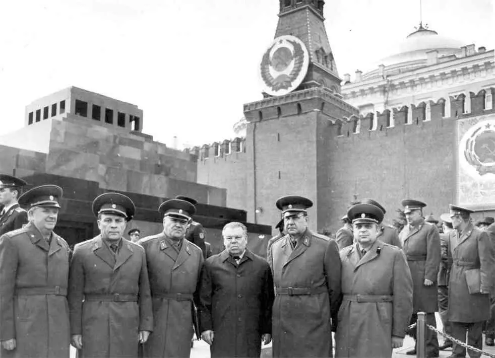 Москва 1978 год Группа генералов МВО после парада В центре в штатском - фото 67