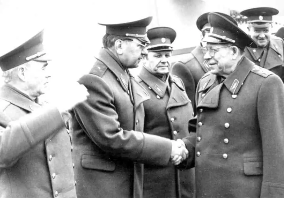 Московская область 1979 год Приезд в Таманскую дивизию министра обороны ДФ - фото 69
