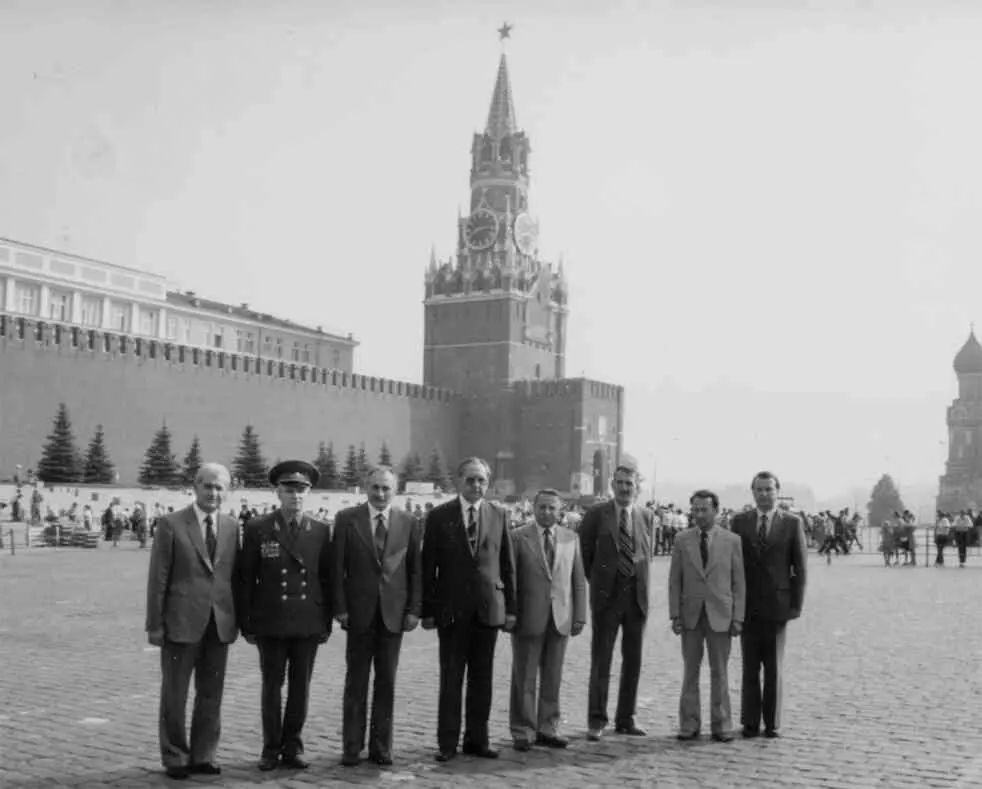 1985 год С болгарской делегацией на Красной площади Слева от ЛГ Иванова - фото 71