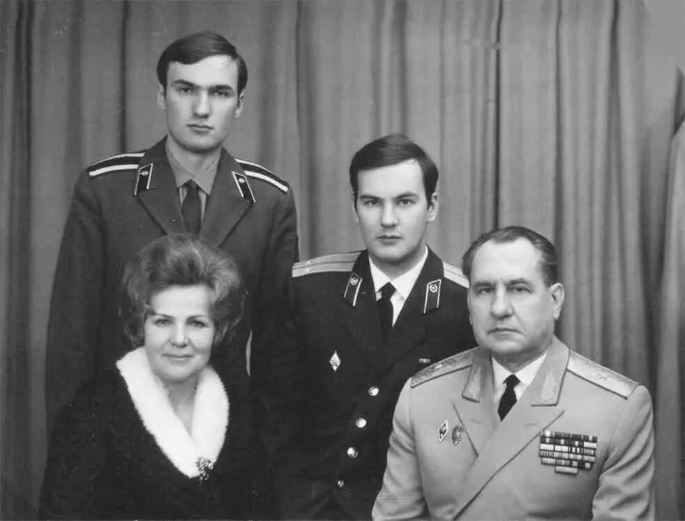Киев 1976 год Наша семья сын Юрий лейтенант после окончания академии КГБ - фото 73