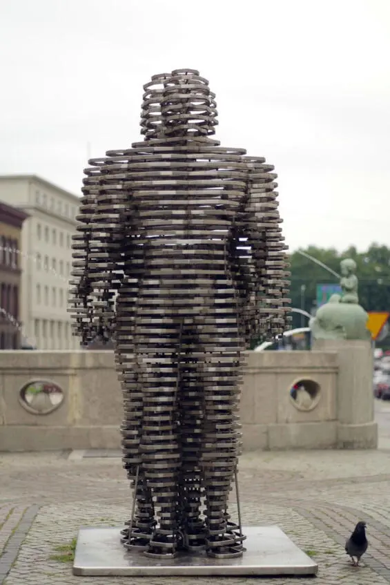 Памятник Голему работы чешского художника Давида Чёрного в Познани Источник - фото 15