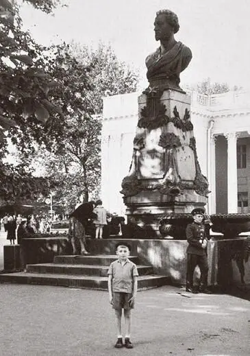 На каникулах с отцом в Oдессе 1961 г Встреча с моряками в Севастополе - фото 4