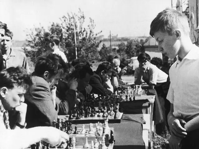 Сеанс одновременной игры на заводе Штамп Тула 1965 г С Кубком победителя - фото 8