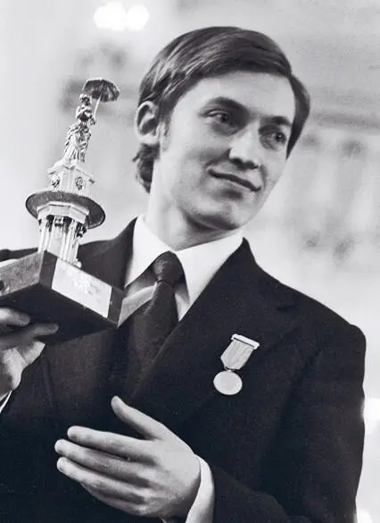 Анатолий Карпов после вручения ему шахматного Оскара 1975 г Анатолий - фото 14