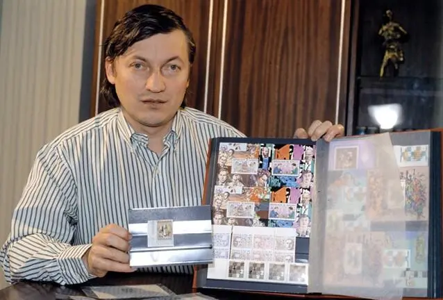 Анатолий Карпов демонстрирует свою коллекцию марок 1994 г Матч на - фото 19