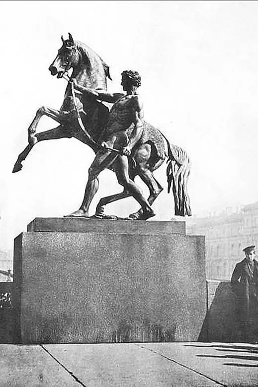 Конная группа на Аничковом мосту Начало XX в В пору пресловутой борьбы с - фото 67