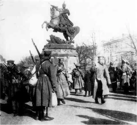 Львов Русские солдаты у памятника Яну Собесскому Львов У памятника Яну - фото 62