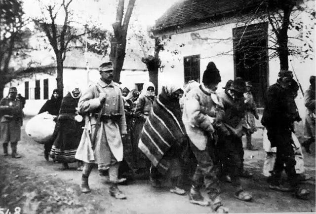 Под конвоем И снова повели конвоиры по улицам Львова колонны заключенных но - фото 28