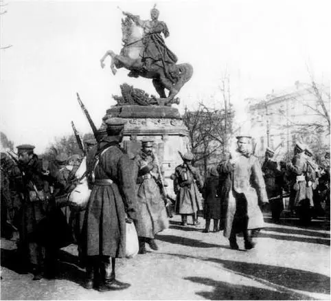 Львов Русские солдаты у памятника Яну Собесскому Львов У памятника Яну - фото 62