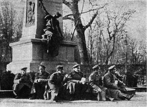 Львов У памятника Голуховскому Владимир Феофилович Дудыкевич Граф - фото 64