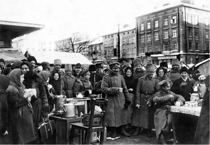 Русские солдаты на площади Краковской во Львове Казаки на площади Краковской - фото 81