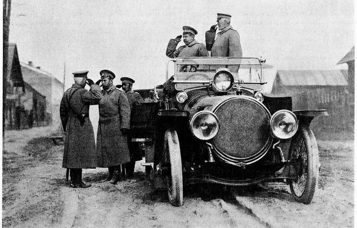Император Николай II принимает рапорт военного генералгубернатора Галиции графа - фото 167