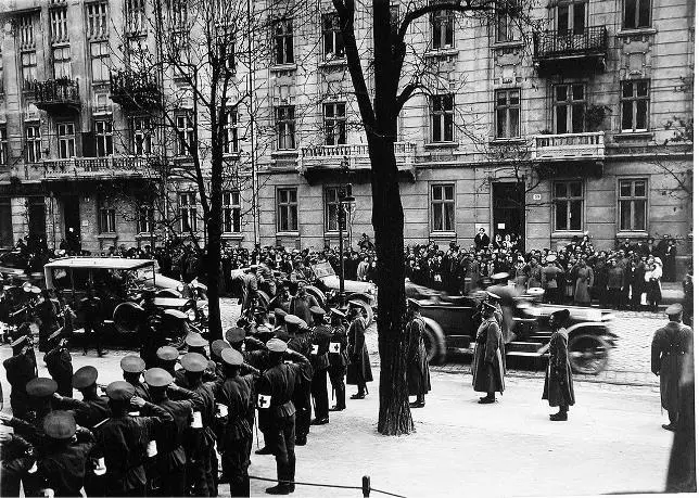 Прибытие императора Николая II в Евгениевский госпиталь во Львове Врачи - фото 174