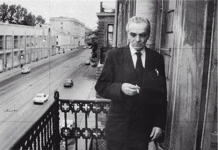 Ю В Кнорозов Ленинград 1989 год Скульптура обезьяныписца из Дворца - фото 135