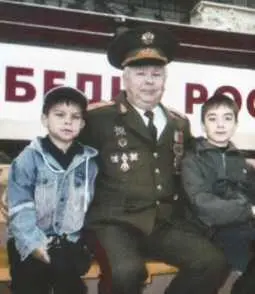 В Сеченых с внуками Президент России В В Путин на Дону 2004 г - фото 22