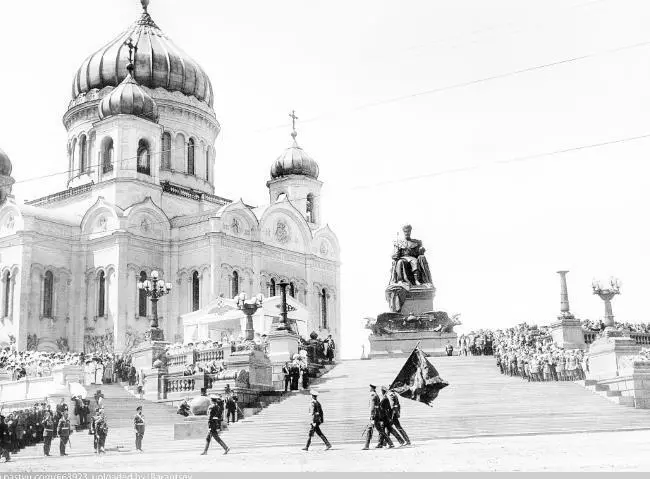 Памятник Александру III Голофтеевский балкон уцелел доныне На нем рядом с - фото 79