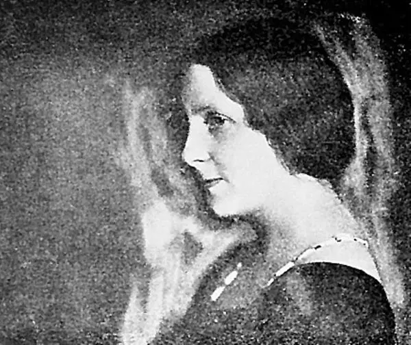 Сборник стихов Мальвины Марьяновой На фото автор Здесь с 1920х гг - фото 99