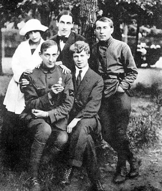 На снимке стоят Ф А Шерешевская А Б Мариенгоф И В Грузинов сидят - фото 131