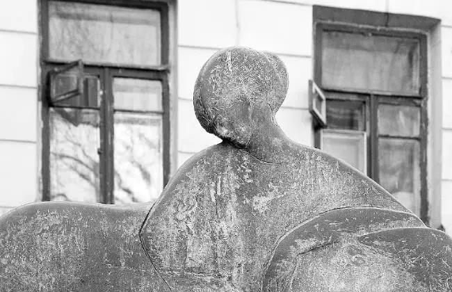 Памятник А А Ахматовой на Большой Ордынке 2000 г скульп В Суровцев - фото 178