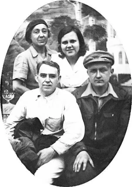 Последняя фотография М И Цветаевой Стоят слева направо М И Цветаева и - фото 199