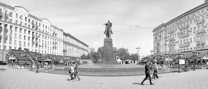 Памятник Ю В Долгорукова Справа дом 6 по Тверской ул слева - фото 248