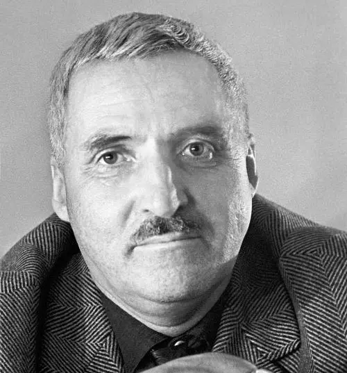 Поэт прозаик и мемуарист Константин Симонов Нет и в этом геройском доме - фото 251