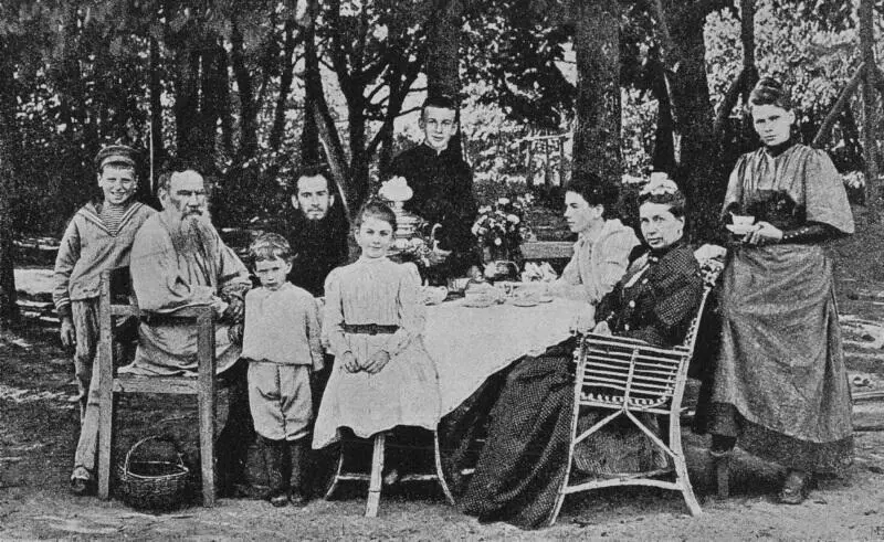 Лев Николаевич с семьей в Ясной Поляне 1892 год Ванечка любимый сын 1894 - фото 7