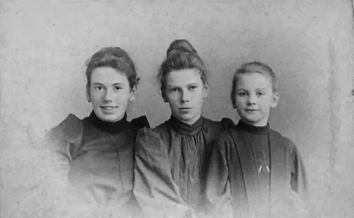 Дочери Льва Николаевича и Софьи Андреевны Татьяна Мария и Александра 1892 - фото 9