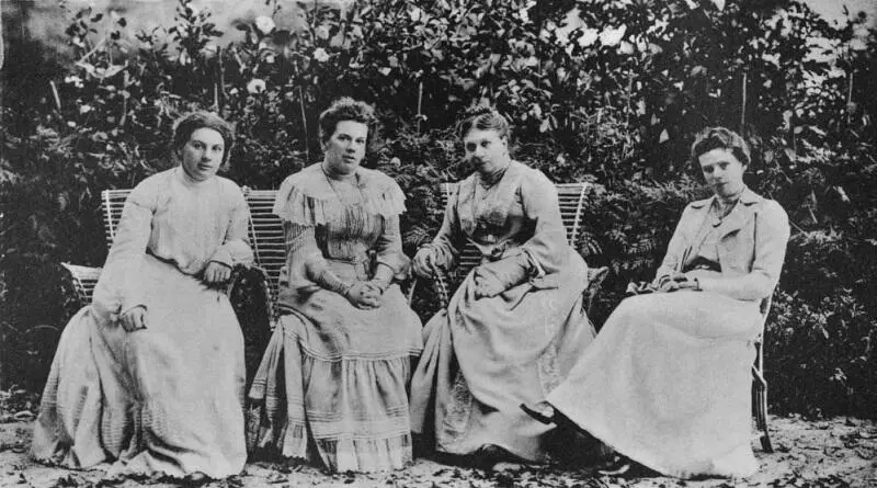 Софья Андреевна с дочерьми Александрой Татьяной и Марией 1903 год С дочерью - фото 14
