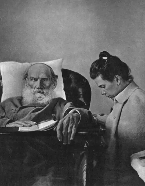 С дочерью Татьяной во время болезни 1902 год С дочерью Александрой 1908 год - фото 15