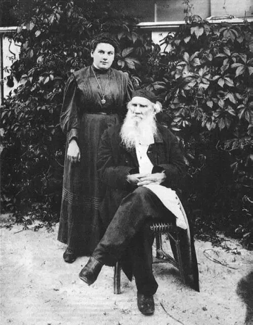С дочерью Александрой 1908 год Толстой в кругу семьи слева его сестра - фото 16