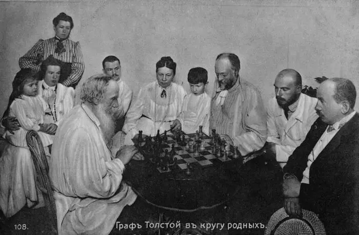 Толстой в кругу семьи слева его сестра Мария Николаевна Ясная Поляна 1908 - фото 17