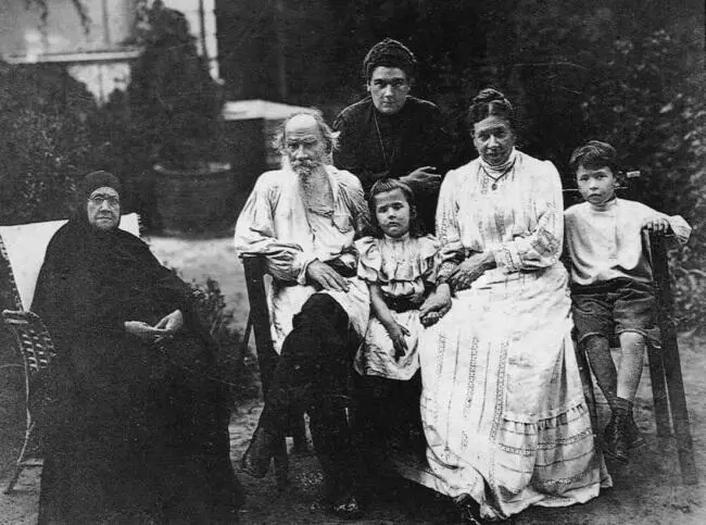 Толстой в кругу семьи слева его сестра Мария Николаевна Ясная Поляна 1908 - фото 18