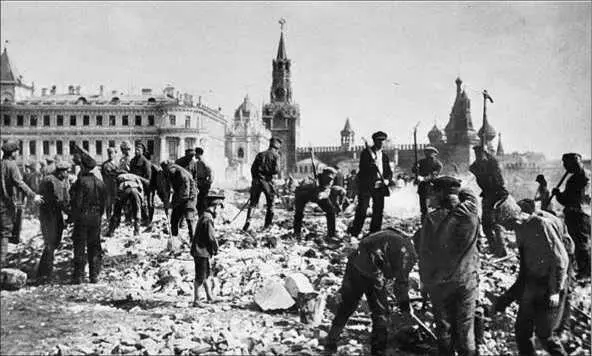 Субботник в Кремле Меры борьбы с эпидемией в 1919 г разбивались о тяжелые - фото 33